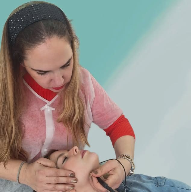רינה במהלך טיפול אפילציה בפנים