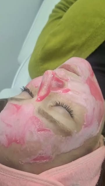 מסכה ורודה במהלך טיפול פנים לעור יבש
